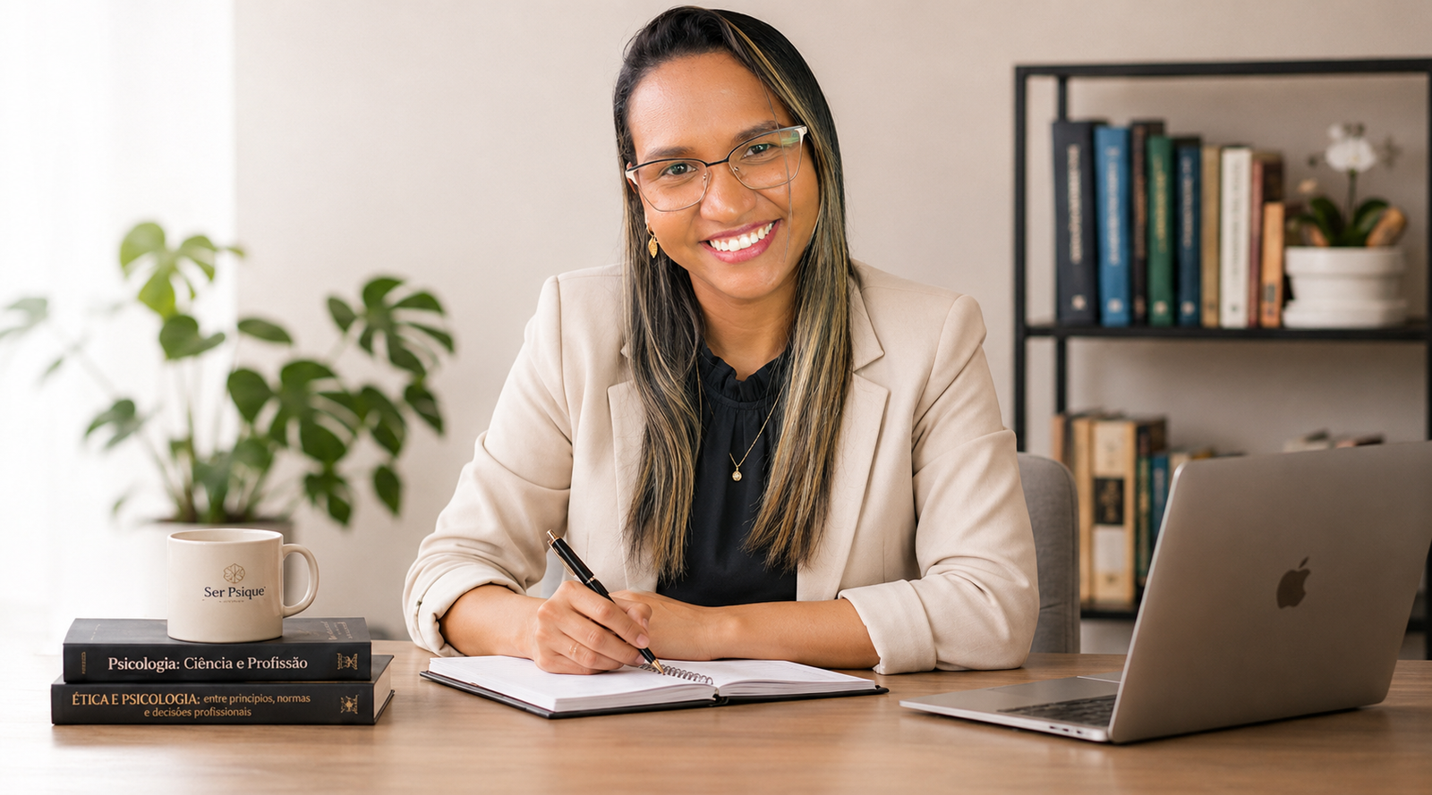 Danielly Machado em ambiente profissional, psicóloga e professora